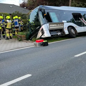 Im Landkreis Pinneberg ist ein Linienbus von der Straße abgekommen und im Graben gelandet.