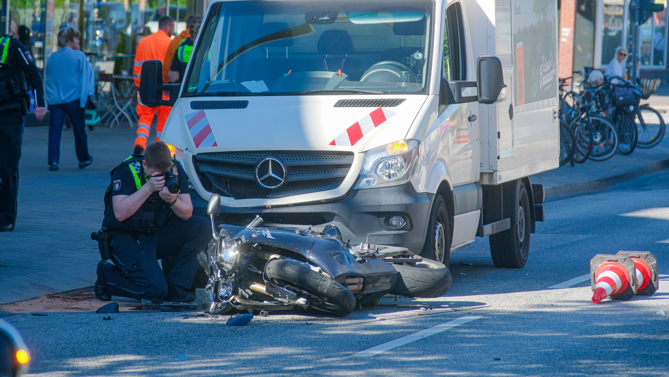Motorradfahrerin kollidiert in Wandsbek mit Wagen der Stadtreinigung und verletzt sich schwer.