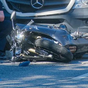 Motorradfahrerin kollidiert in Wandsbek mit Wagen der Stadtreinigung und verletzt sich schwer.
