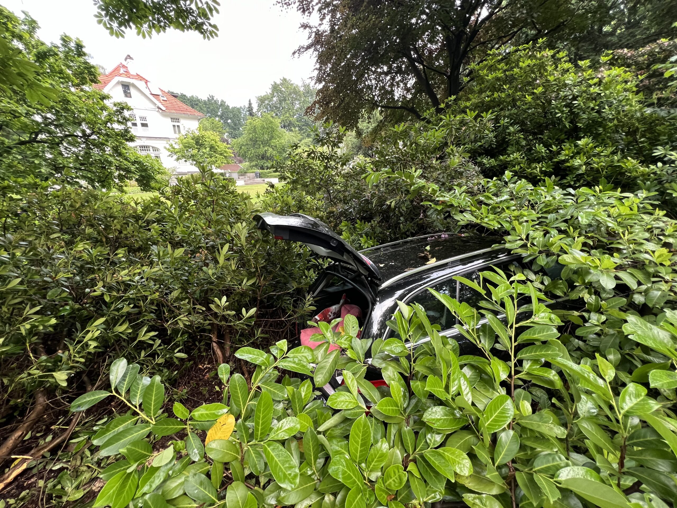 Der Unfall eriegnete sich an der Elbchaussee/Ecke Stauffenbergstraße. Das Auto raste in einen Vorgarten.