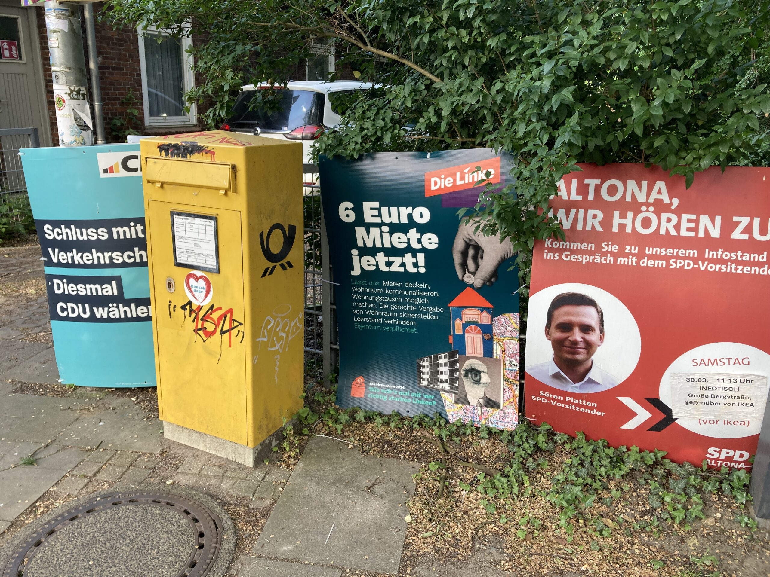 Stehen überall: „Hohlkammer-Wahlplakate“ aus Polypropylen.