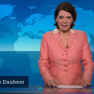 Susanne Daubner vor Tagesschau-Hintergrund