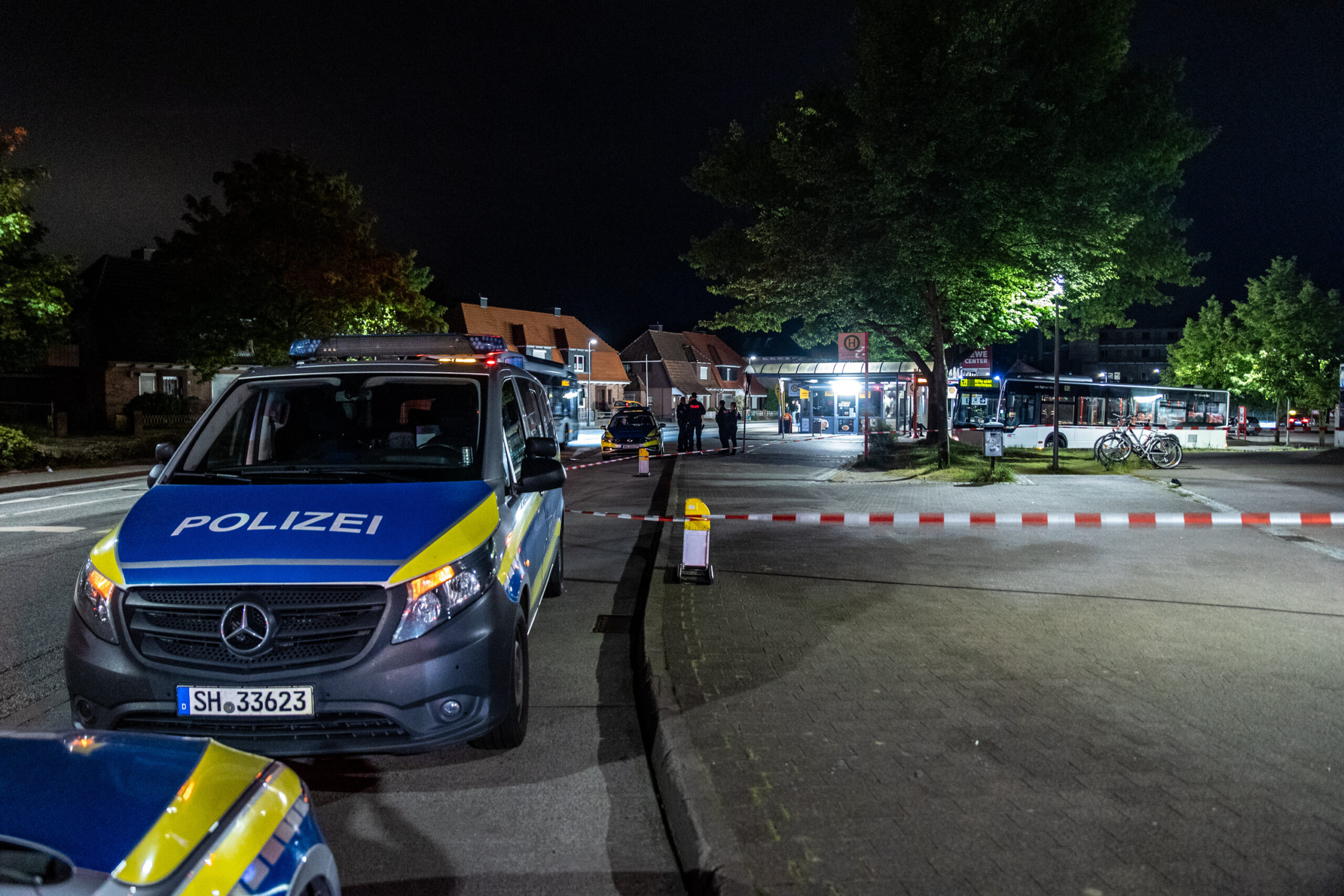 Die Polizei sperrte das Gebiet um den Busbahnhof großräumig ab, die Ermittler sicherten bis in die Nacht hinein Spuren.