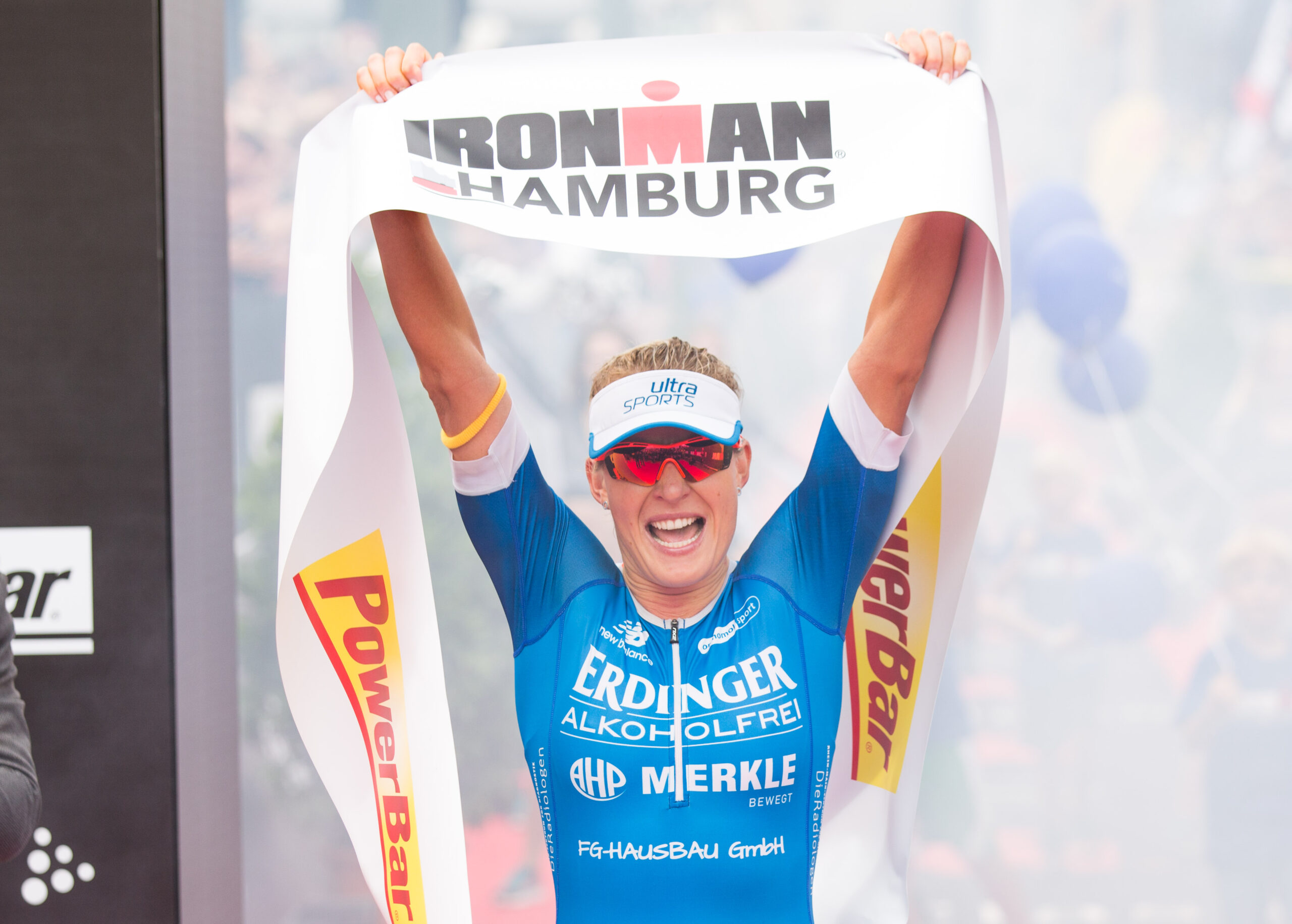 Daniela Bleymehl jubelt beim Ironman in Hamburg