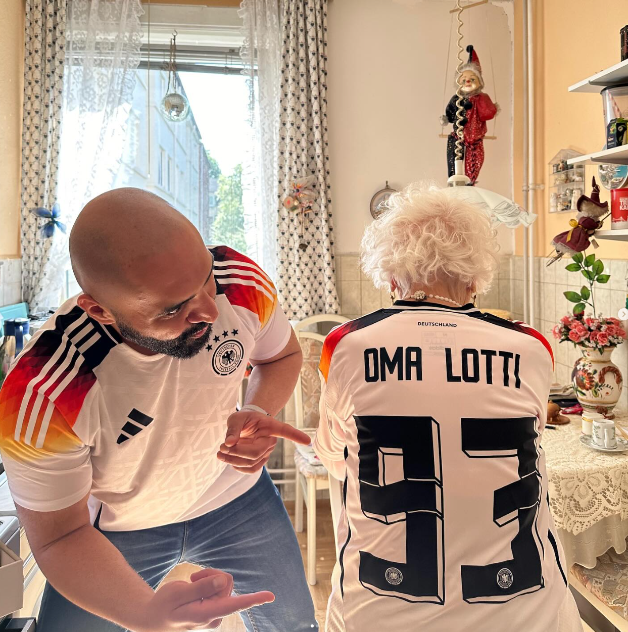 Oma Lotti präsentiert den DFB-Kader