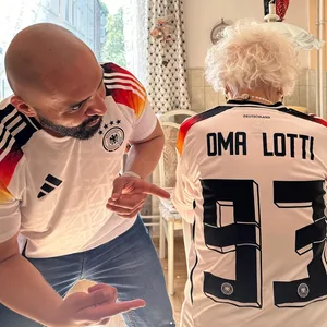 Oma Lotti präsentiert den DFB-Kader