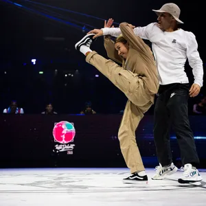 Zwei Tänzer während des finalen Battles
