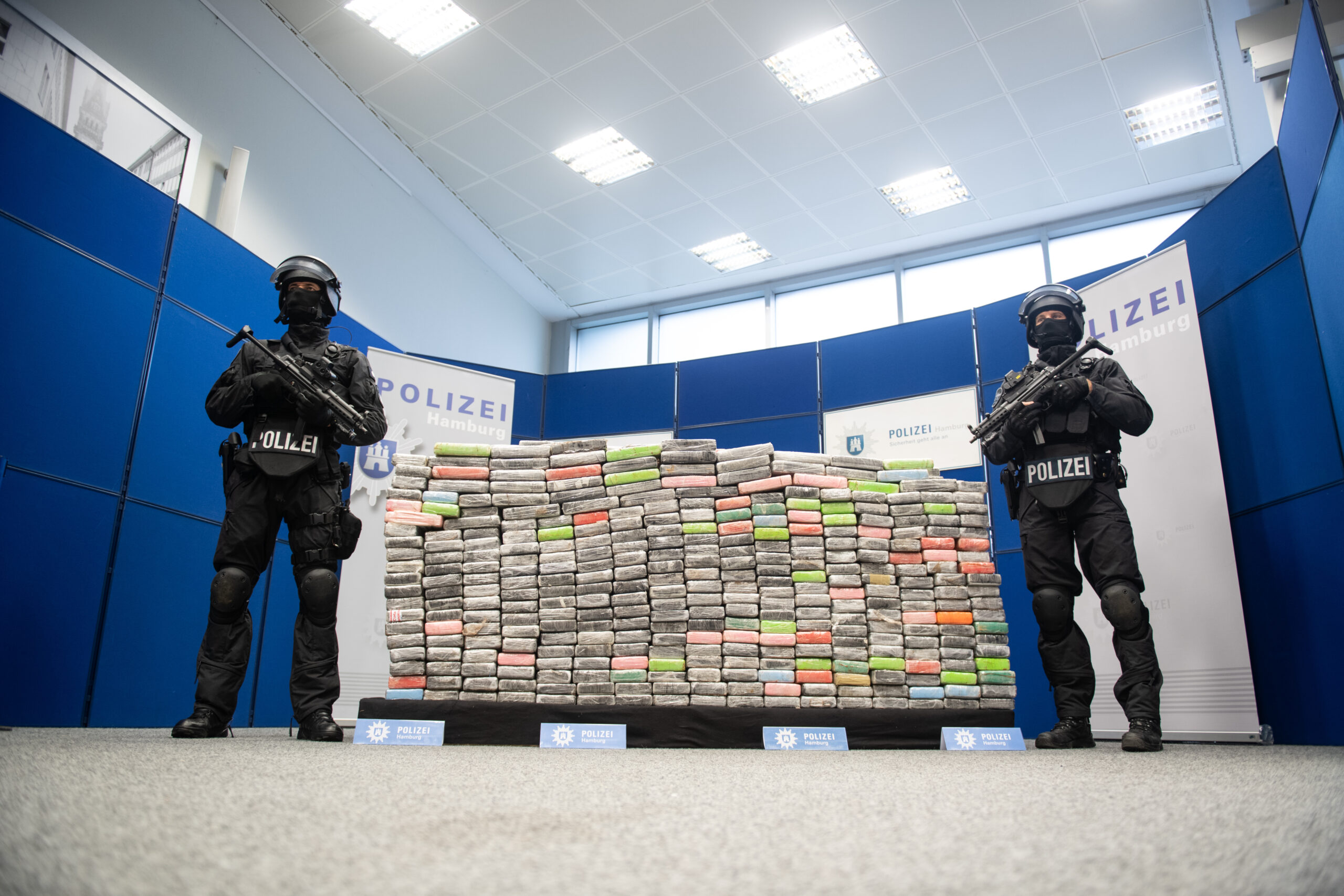 Hamburger Polizeibeamte neben sichergestellten Kokainpaketen (Archivbild).