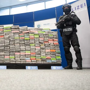 Hamburger Polizeibeamte neben sichergestellten Kokainpaketen (Archivbild).