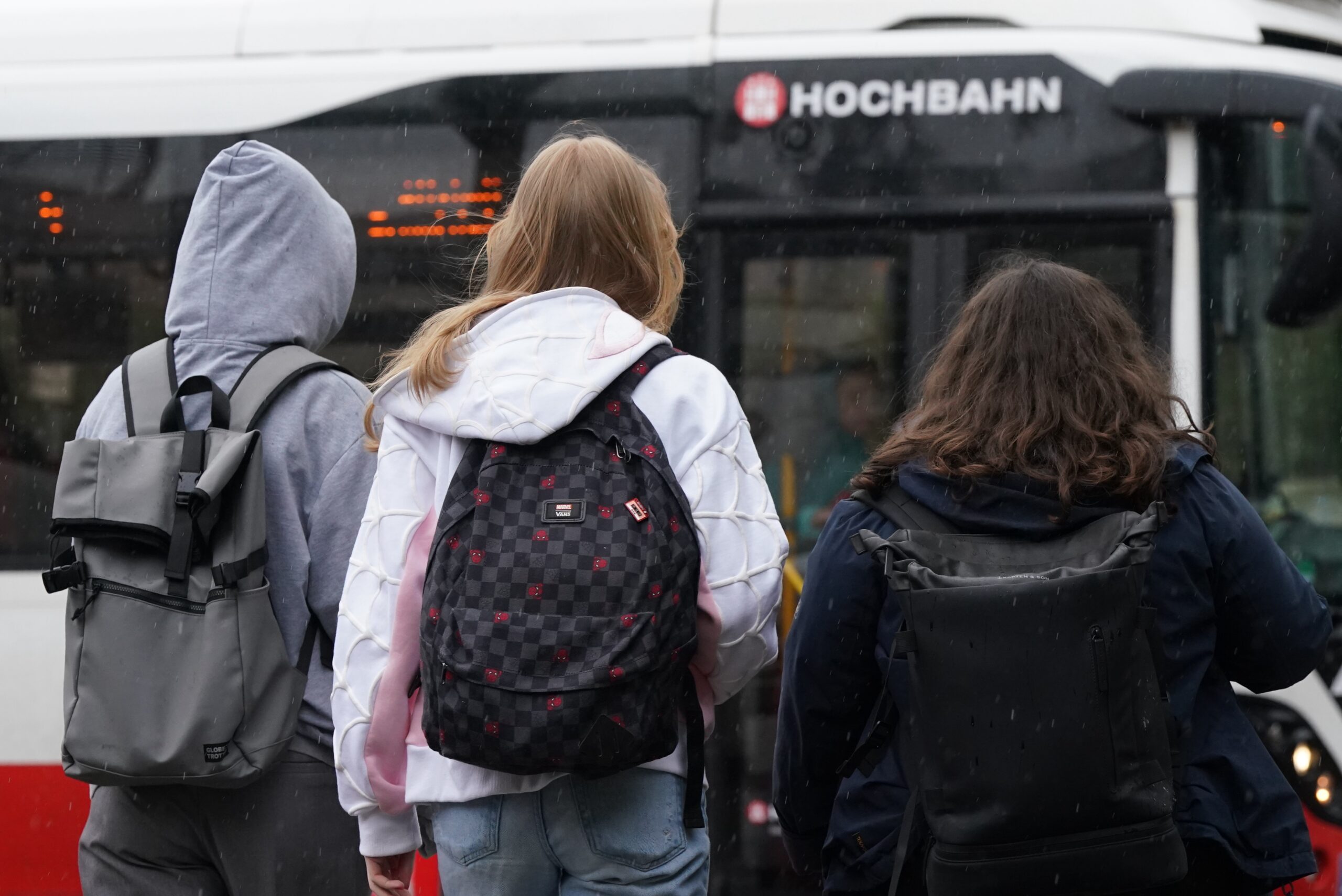 Schüler vor einem Bus des HVV