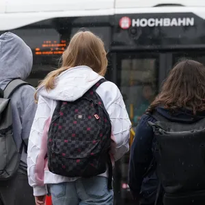 Schüler vor einem Bus des HVV
