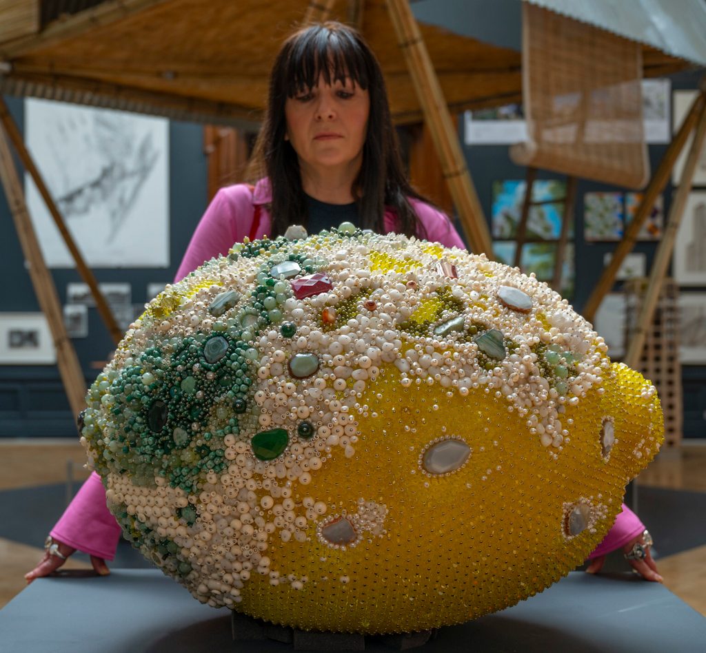 Vergammelte Zitrone oder Kunst?