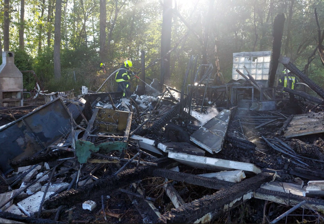 Kinder zündeln im Landkreis Rostock: Gartenlaube geht in Flammen auf – 2 Jungen zum teil schwerst verletzt
