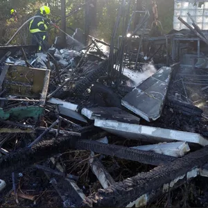 Kinder zündeln im Landkreis Rostock: Gartenlaube geht in Flammen auf – 2 Jungen zum teil schwerst verletzt