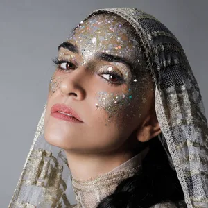 Liraz, mit silbernem Glitter geschminkt