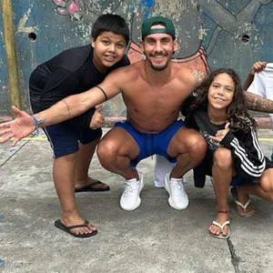 Ludovit Reis spielt mit Kindern Fußball