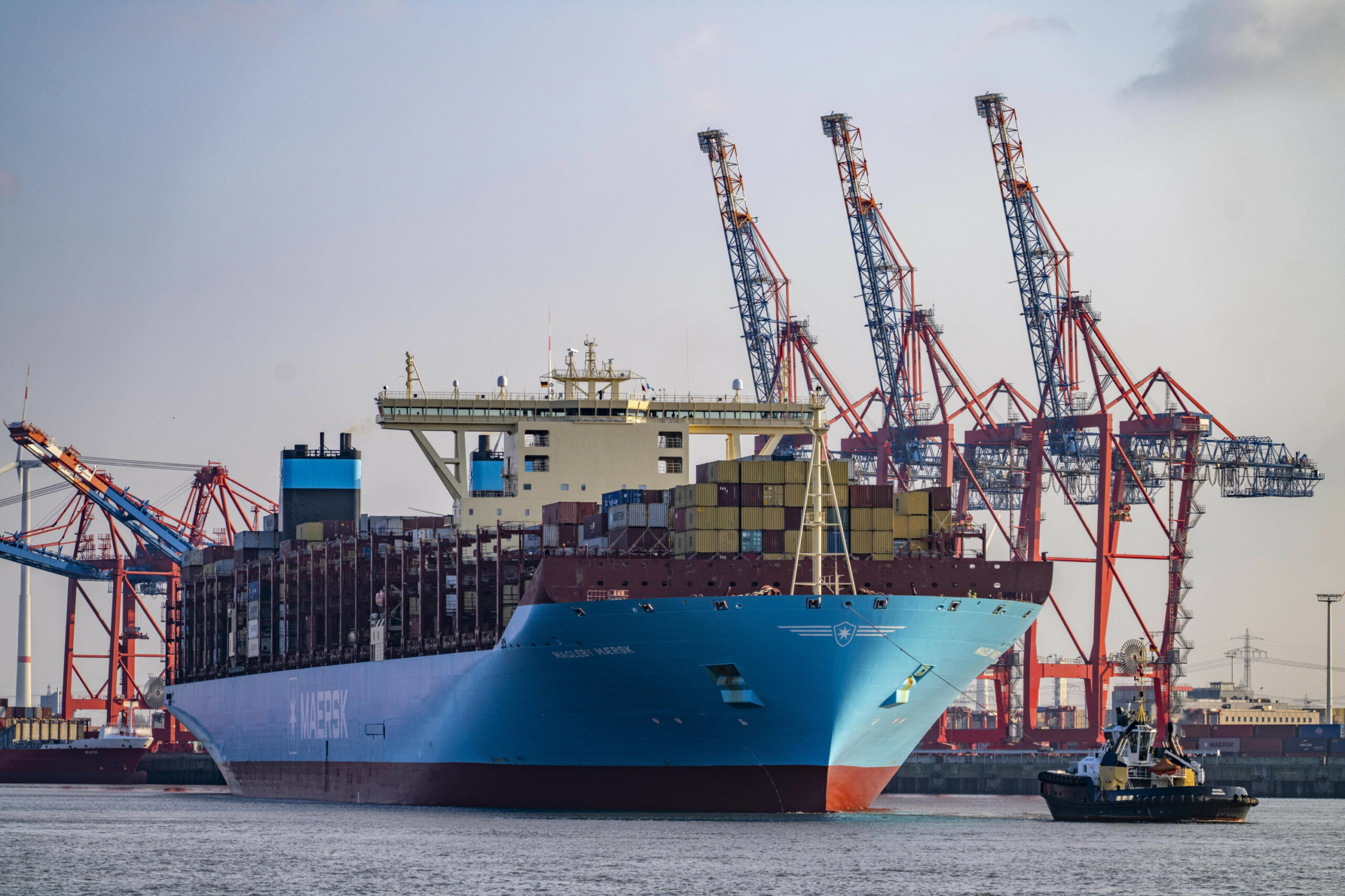 Ein Frachter der Reederei Maersk verlässt den Hamburger Hafen (Archivbild).