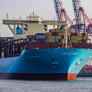 Ein Frachter der Reederei Maersk verlässt den Hamburger Hafen (Archivbild).