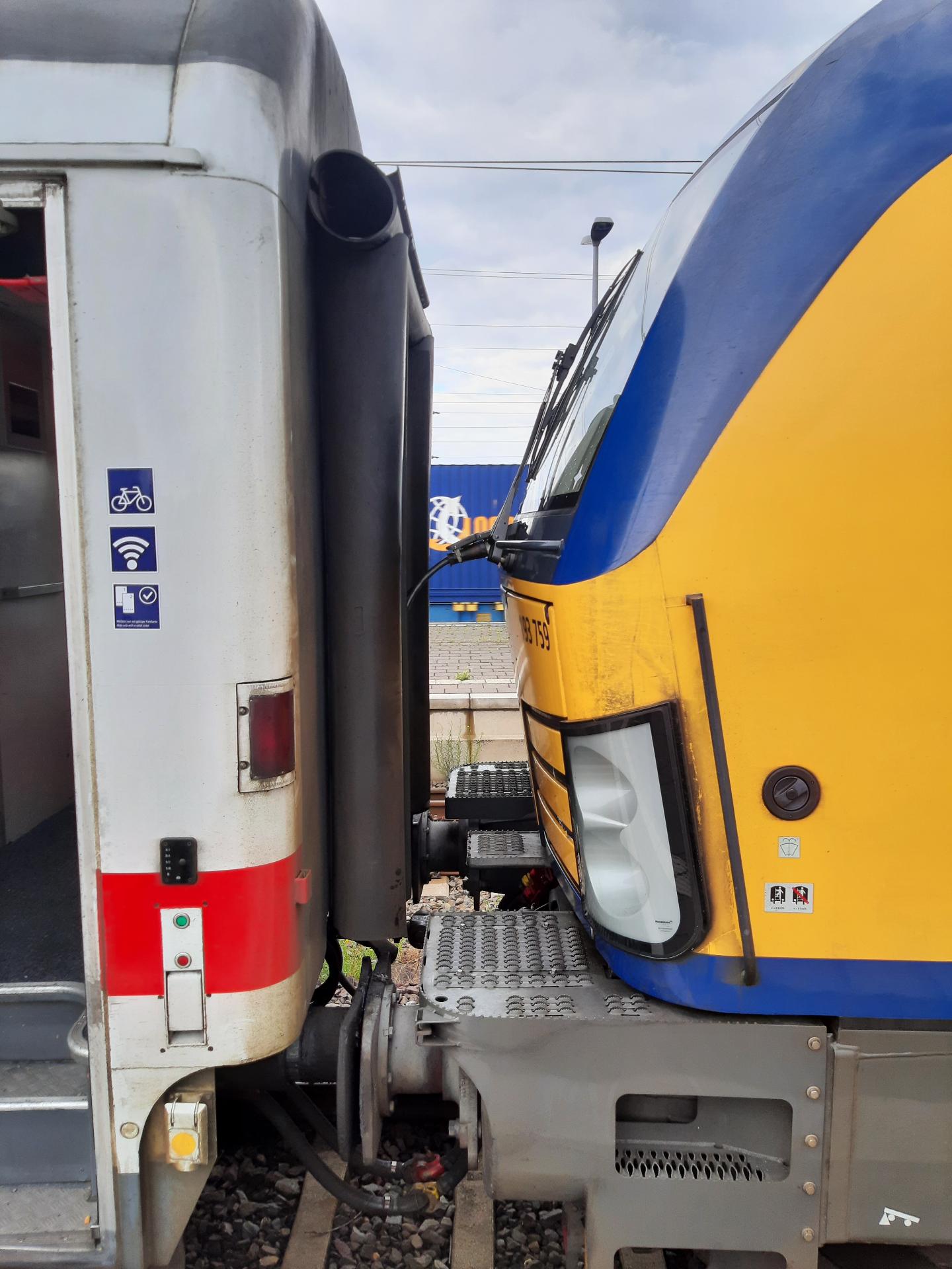 Auf diesem Trittbrett zwischen dem Heck der Lokomotive und dem ersten Waggon fuhr der 46-Jährige mit.