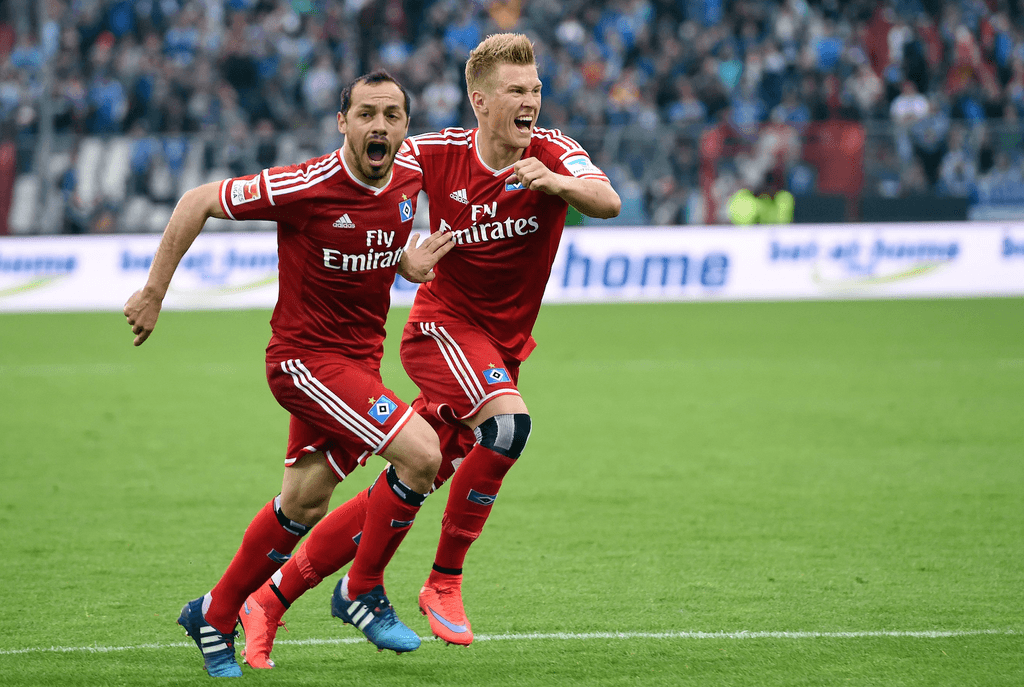 Marcelo Díaz und Matthias Ostrzolek jubeln über den Ausgleichstreffer des HSV in der Relegation in Karlsruhe