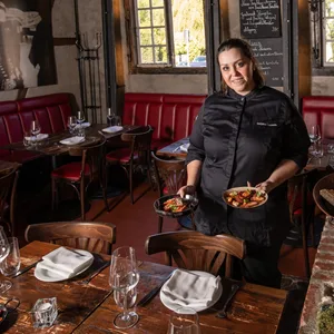 Helena Gouveia kocht spanische Tapas in der „Flottbeker Schmiede“.