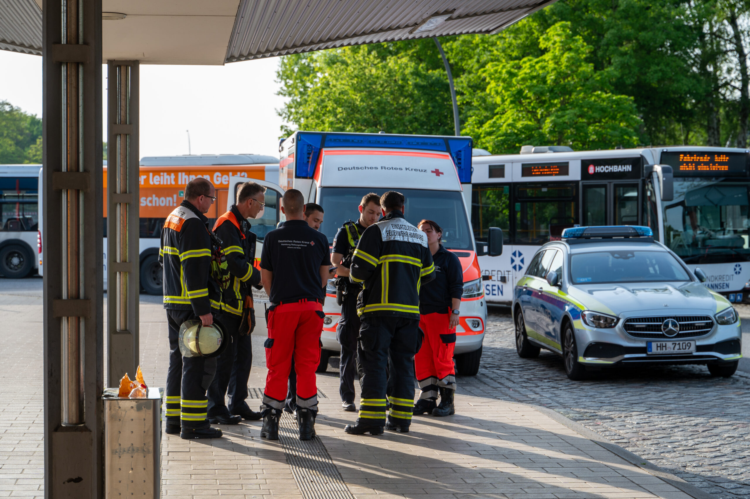 Mann greift Rettungskräfte an und droht mit Mord – Festnahme in U-Bahn