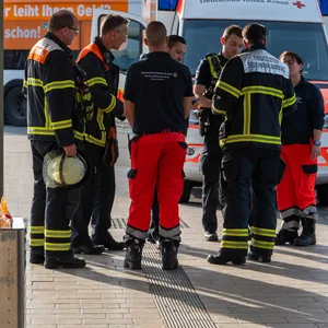 Mann greift Rettungskräfte an und droht mit Mord – Festnahme in U-Bahn
