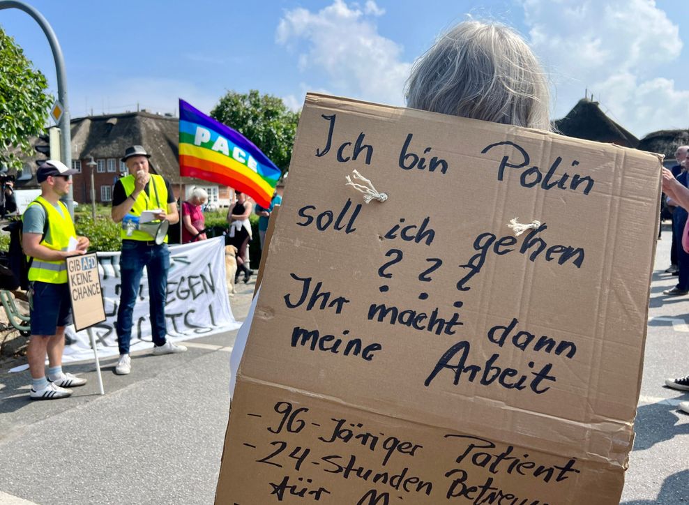 Bittere Anklage: „Ich bin Polin, soll ich gehen???", fragt diese Teilnehmerin der Mahnwache am Sonntag auf der Straße Strönwai.