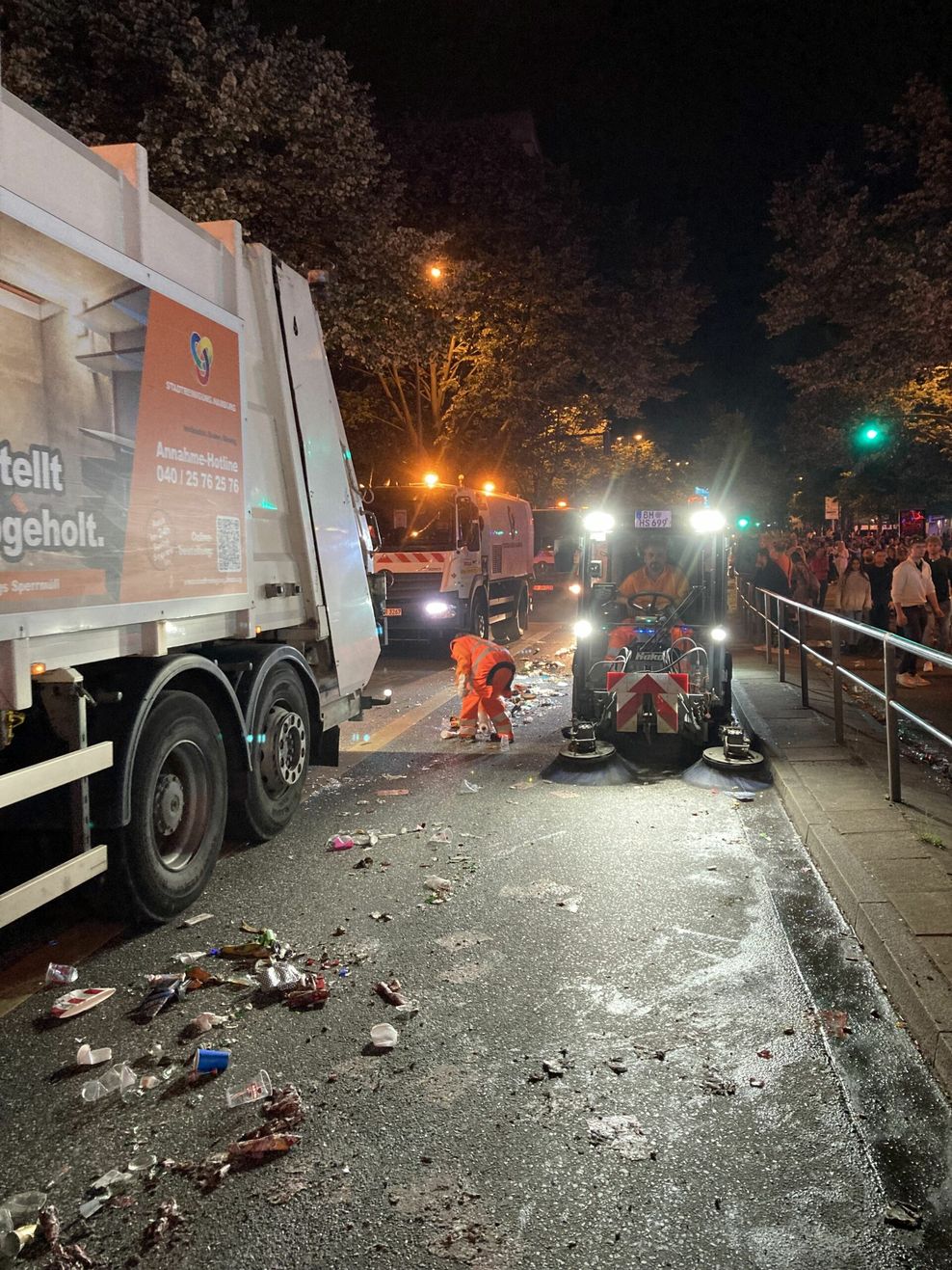 Bei den Aufräumarbeiten nach dem Schlagermove waren 17 Fahrzeuge der Stadtreinigung im Einsatz.