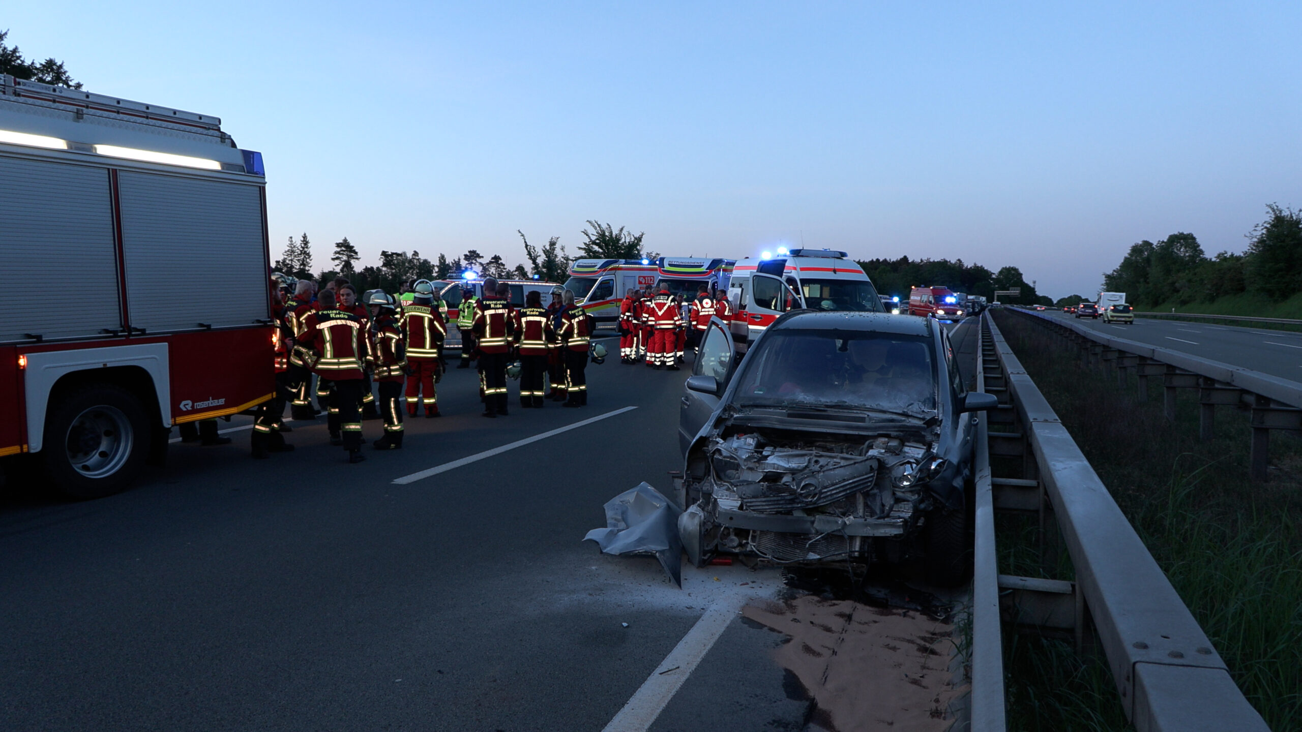 Bei dem Auffahrunfall auf der A1 bei Hollenstedt wurden mehrere Personen verletzt.