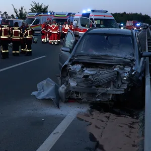 Bei dem Auffahrunfall auf der A1 bei Hollenstedt wurden mehrere Personen verletzt.