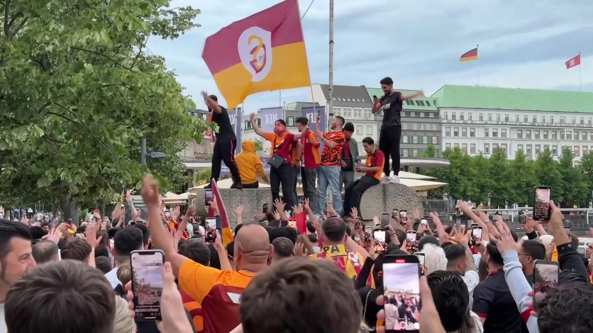 Türkische Fußballfans feiern in der Hamburger Innenstadt