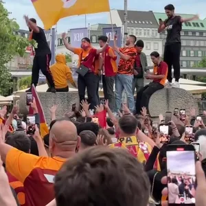 Türkische Fußballfans feiern in der Hamburger Innenstadt