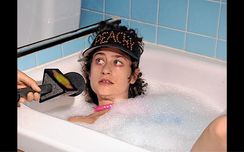 Eine Szene der Doku zeigt Peaches beim Interview in der Badewanne.