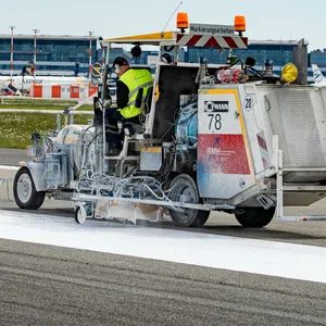 Für Wartungsarbeiten muss eine der beiden Start- und Landebahnen des Flughafens gesperrt werden.