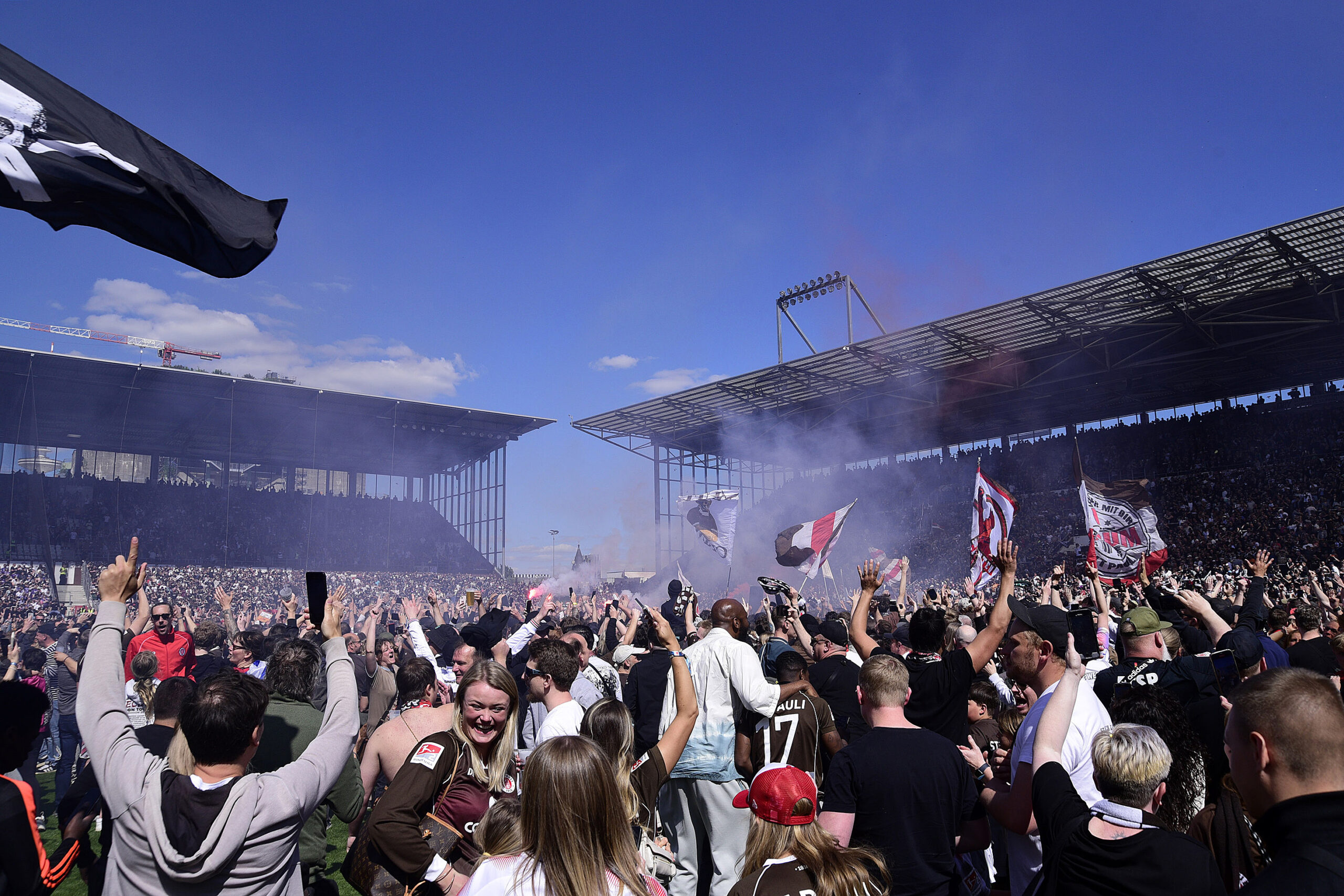 Platzsturm der Fans des FC St. Pauli am Millerntorstadion.