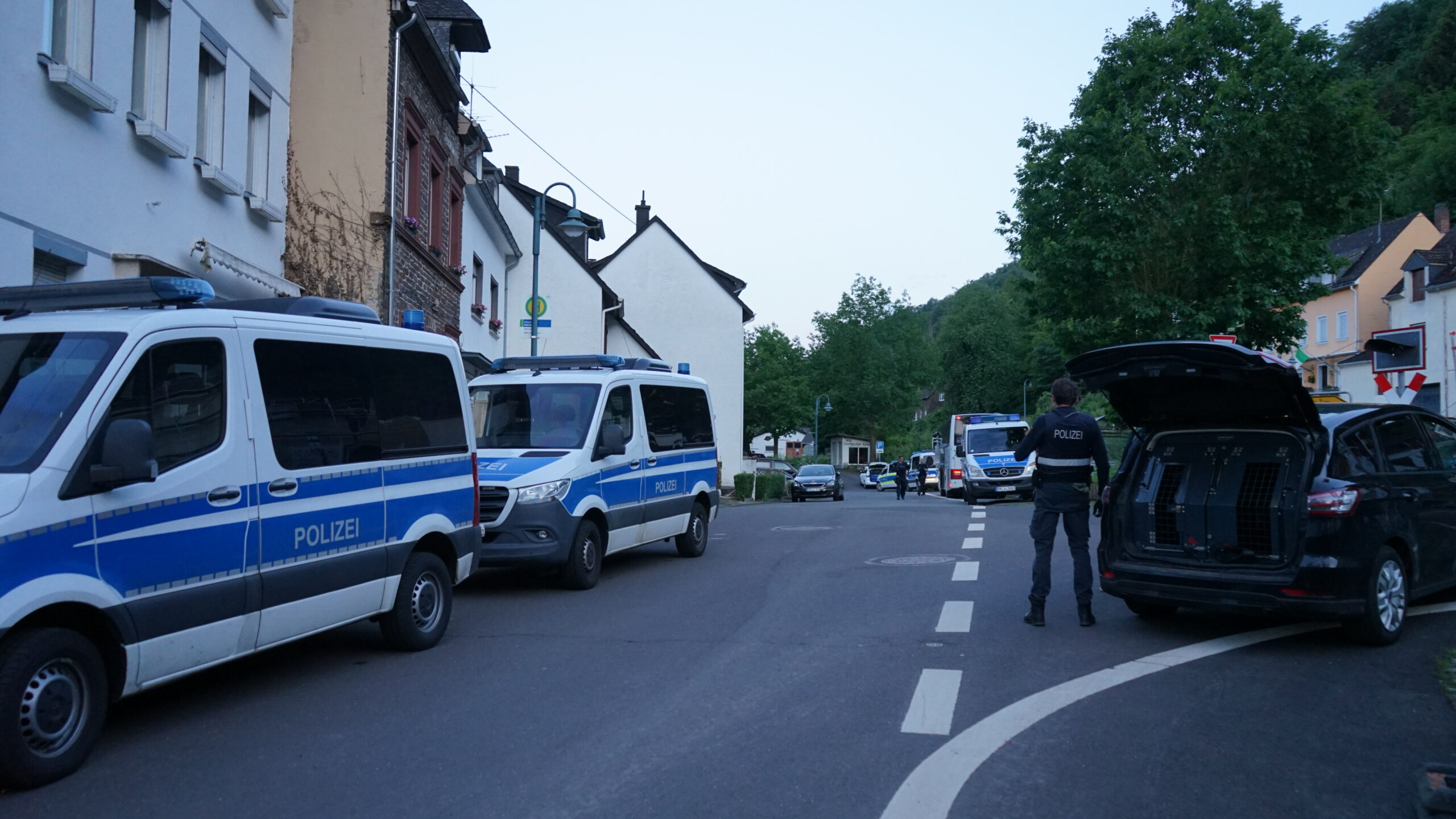Verdacht auf Volksverhetzung: Ein Großaufgebot der Polizei beendet eine Feier in Kröv (Rheinland-Pfalz).