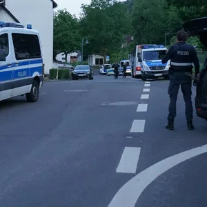 Verdacht auf Volksverhetzung: Ein Großaufgebot der Polizei beendet eine Feier in Kröv (Rheinland-Pfalz).
