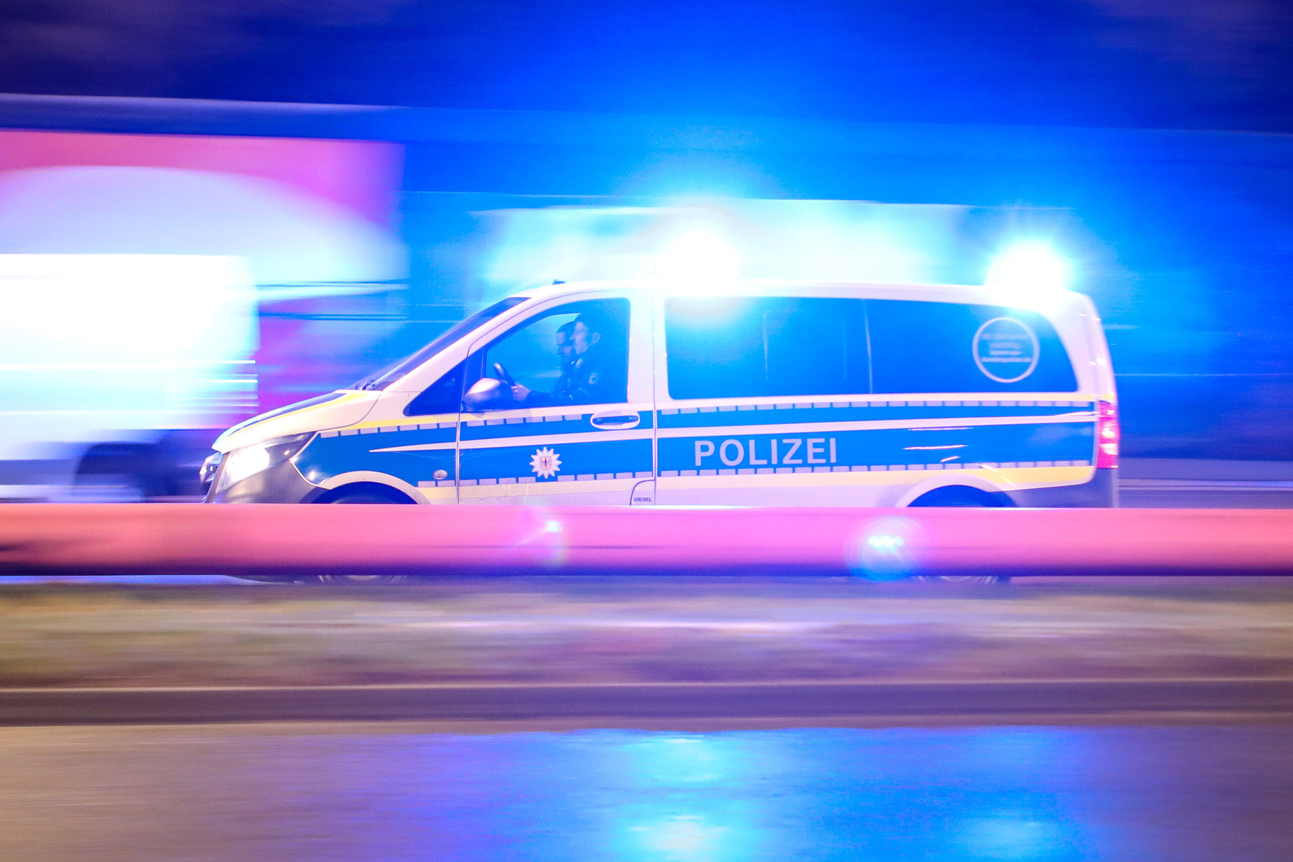 Polizeifahrzeug im Einsatz (Symbolbild).