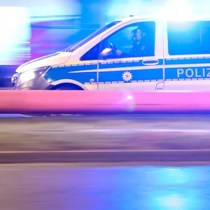 Polizeifahrzeug im Einsatz (Symbolbild).