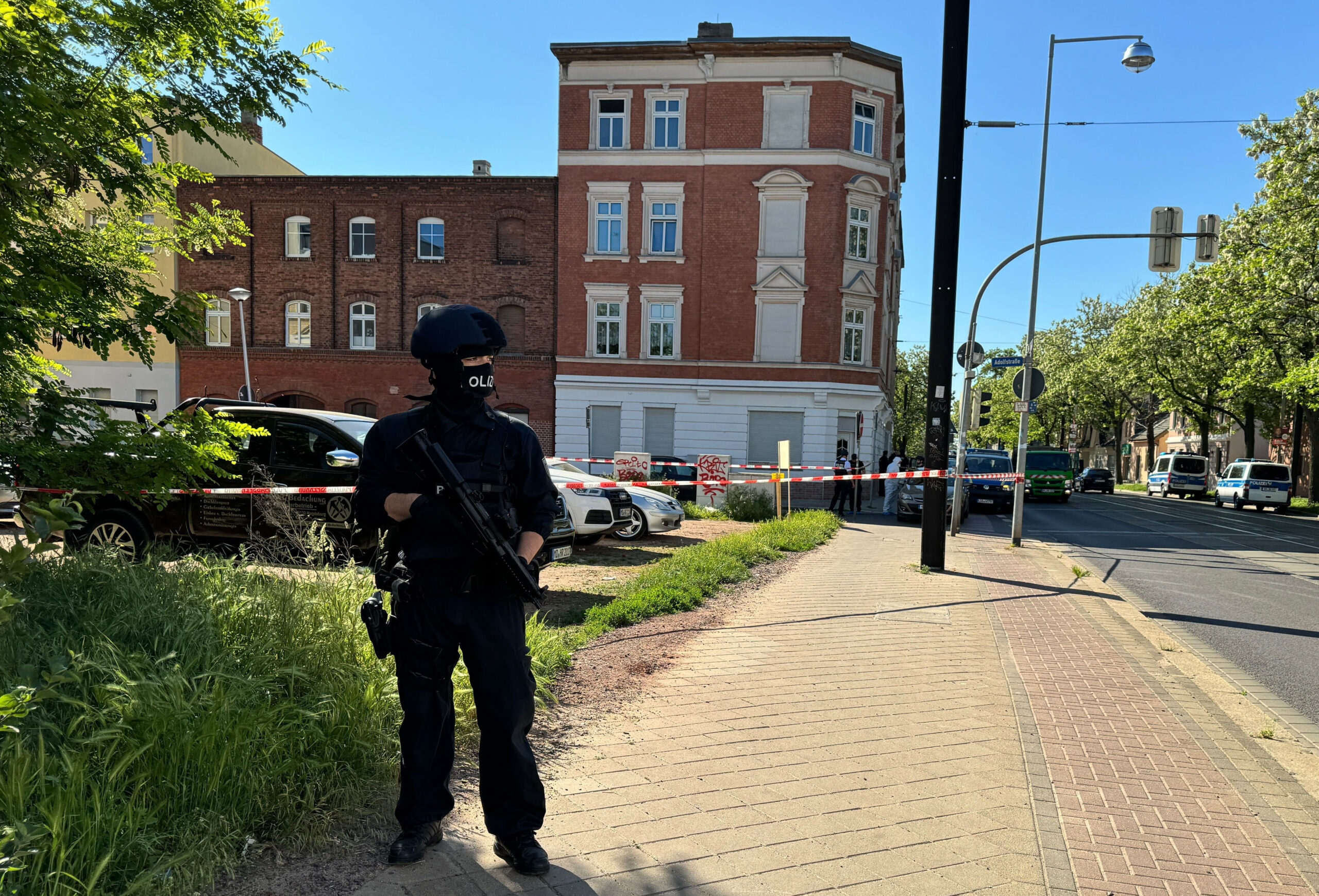 Schwerbewaffnete Polizisten sind nach einer Schießerei im Süden Magdeburgs im Einsatz.