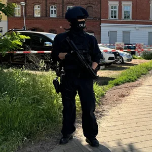 Schwerbewaffnete Polizisten sind nach einer Schießerei im Süden Magdeburgs im Einsatz.