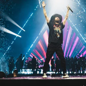 Jared Leto mit 30 Seconds To Mars im Konfetti-Regen.