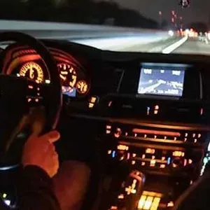 Zwei Männer von hinten in einem Auto-Cockpit