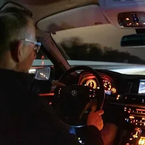 Zwei Männer von hinten in einem Auto-Cockpit