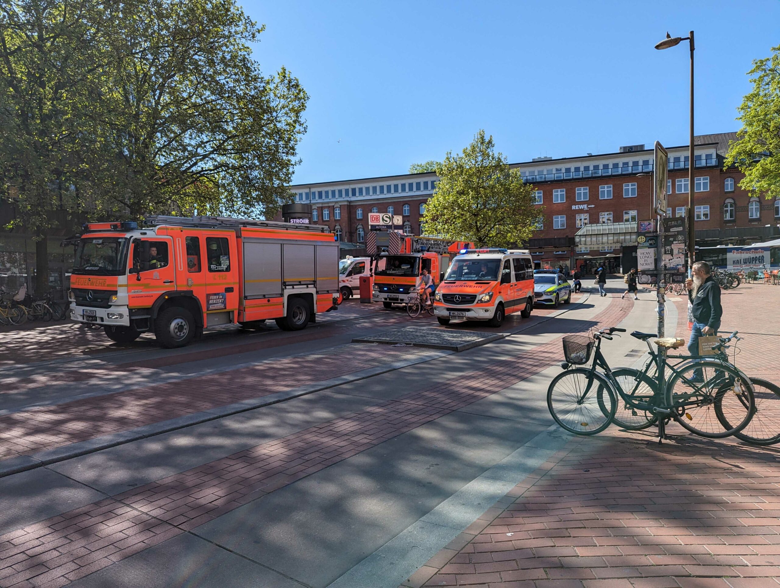 Die Feuerwehr ist am Mittwochvormittag zum Bahnhof Altona ausgerückt.