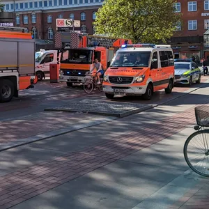 Feuerwehr und Polizei im Einsatz am Bahnhof Altona (Archivbild).