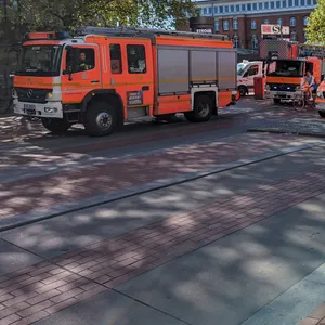 Die Feuerwehr ist am Mittwochvormittag zum Bahnhof Altona ausgerückt.
