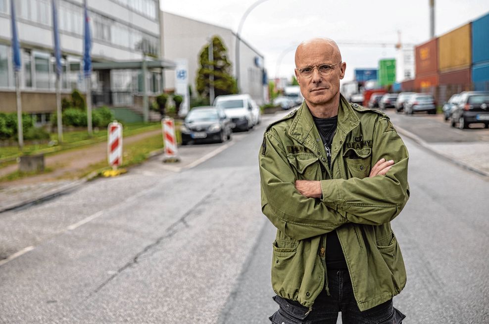 Mann in grüner Jacke