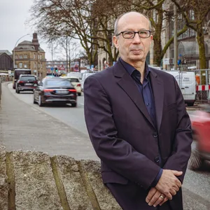 Verkehrspsychologe Ralf Buchstaller hat sein Büro direkt gegenüber vom Hauptbahnhof – so können ihn alle Kunden, die ihren Führerschein verloren haben, gut erreichen.